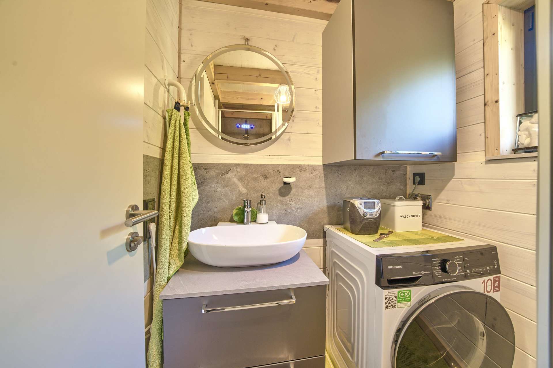 Waschbecken und Waschmaschine