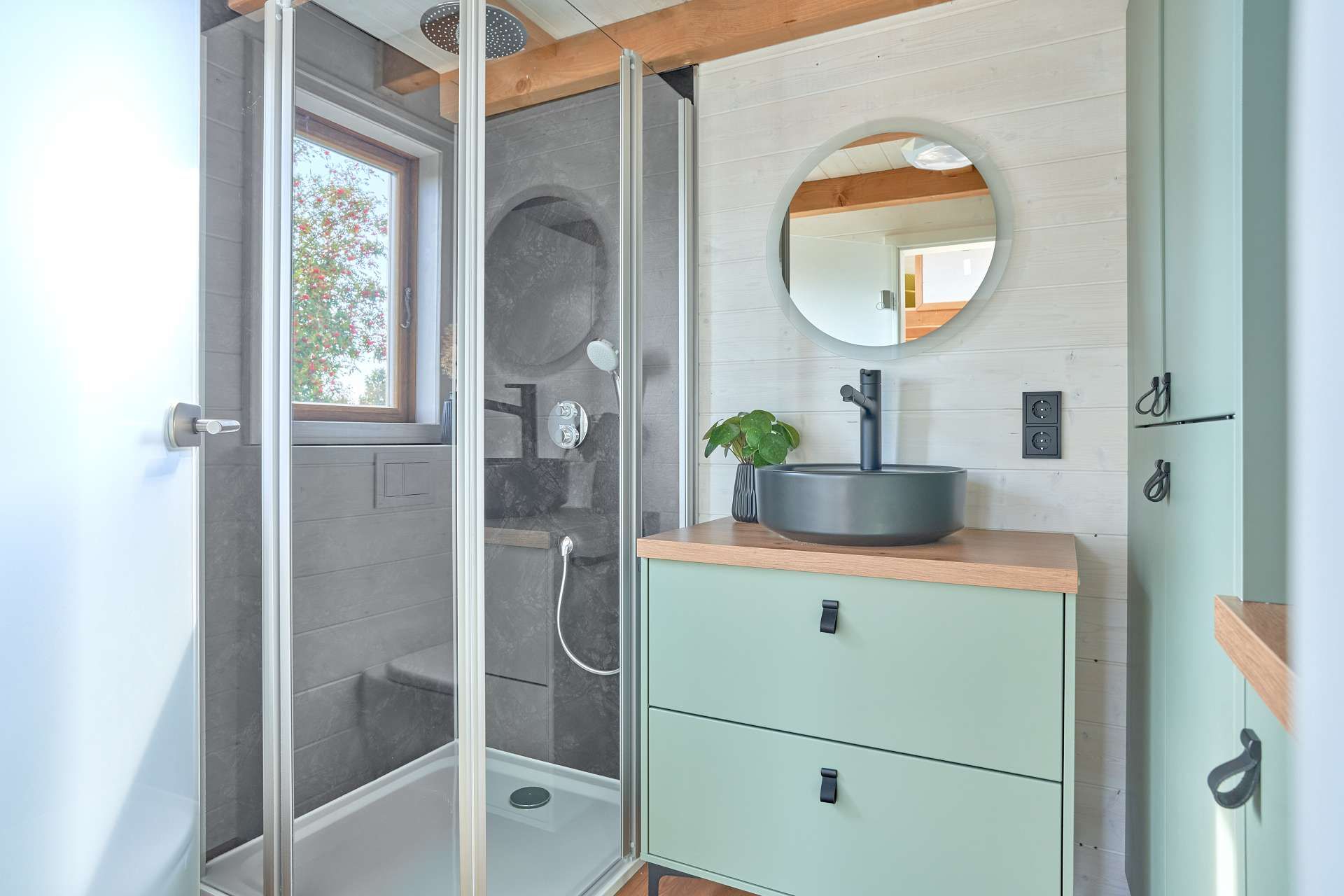 Badezimmer mit Schrank