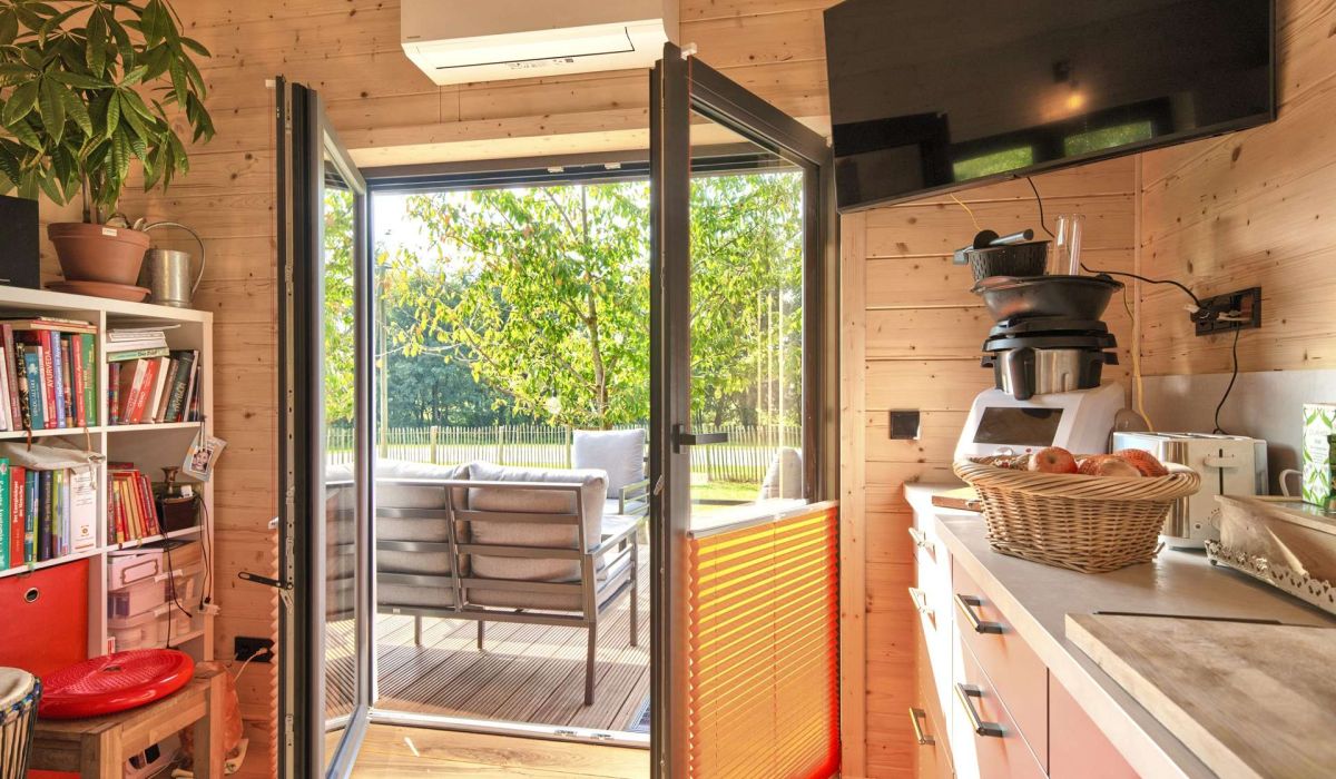 Tinyhouse von Innen mit Blick auf Terrasse