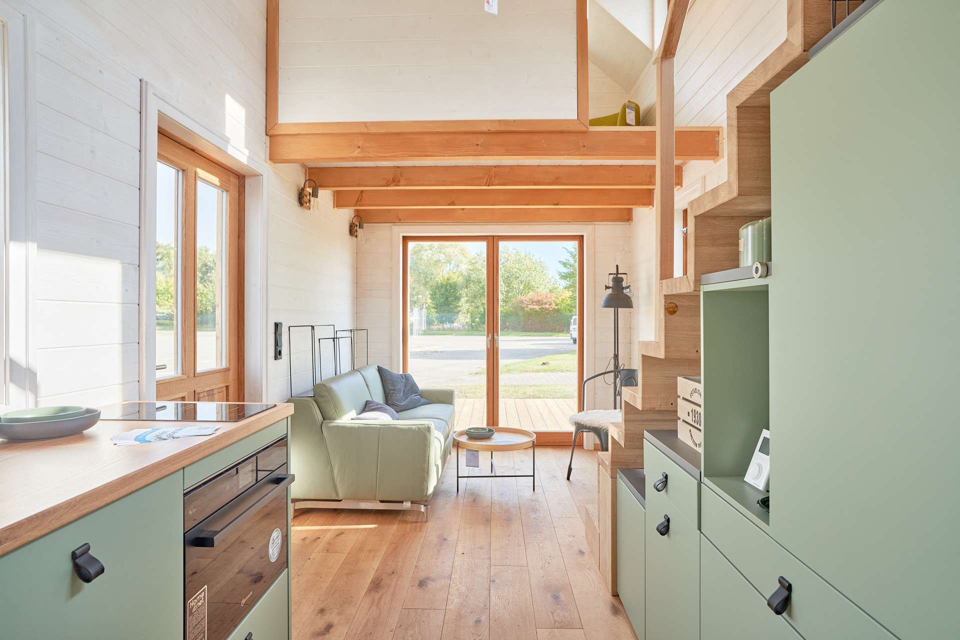 Küche mit Wohnzimmer im Hintergrund