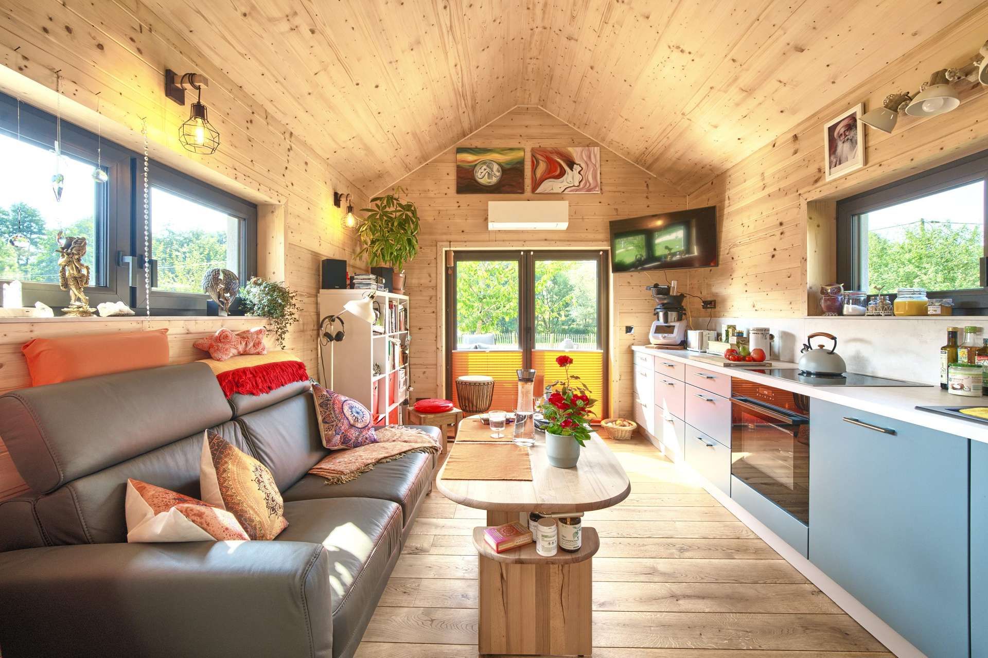 Tinyhouse von Inne mit Couch, Tisch und Küche